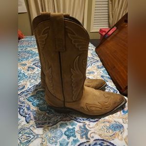 Womens Boots size 8. GUC
